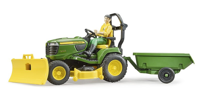 BRUDER JOHN DEERE RIDE ON MOWER/TRAILER/ WITH GARDENER