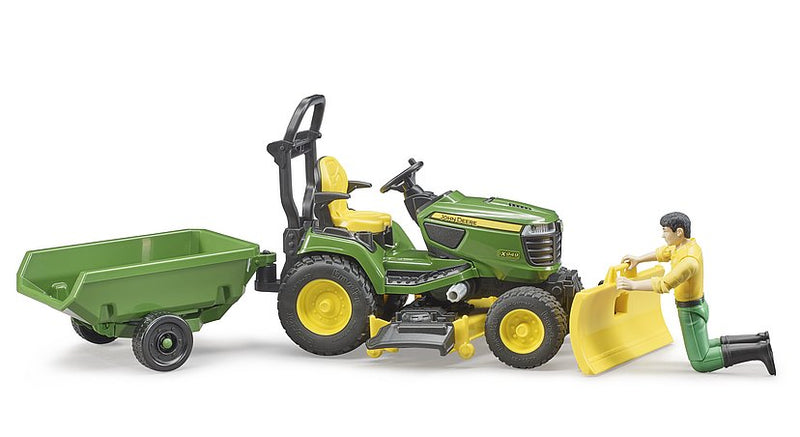 BRUDER JOHN DEERE RIDE ON MOWER/TRAILER/ WITH GARDENER