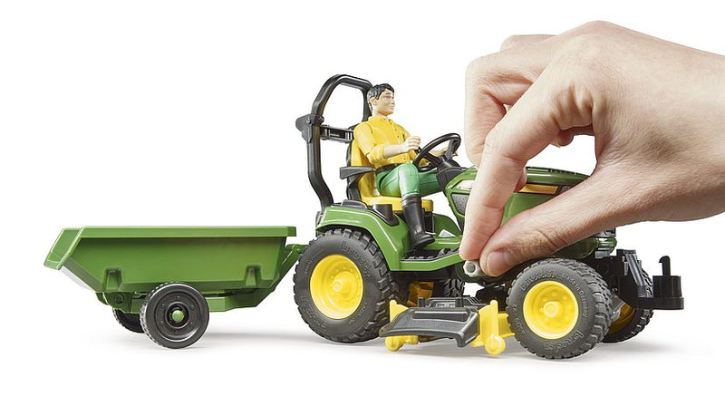 BRUDER JOHN DEERE RIDE ON MOWER/TRAILER/ WITH GARDENER