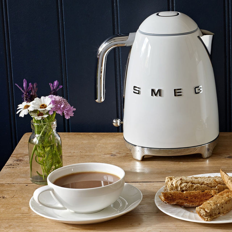 Smeg Retro Style kettle -Gloss White